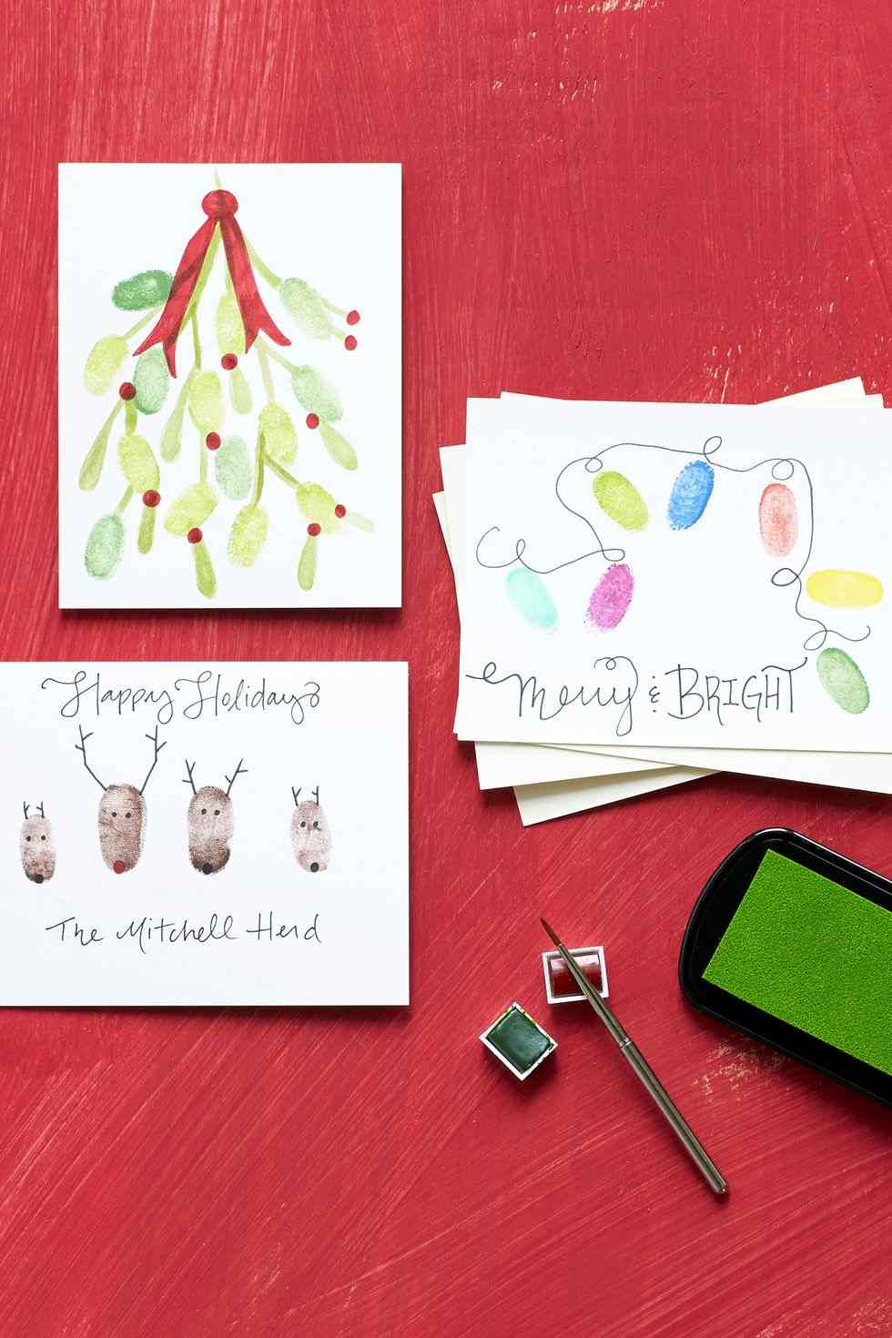 Weihnachtskarten selber malen DIY-Anleitung für Grusskartten mit Fingerabdrücke Girlande Rudolf das Rentier und Tannengrün malen