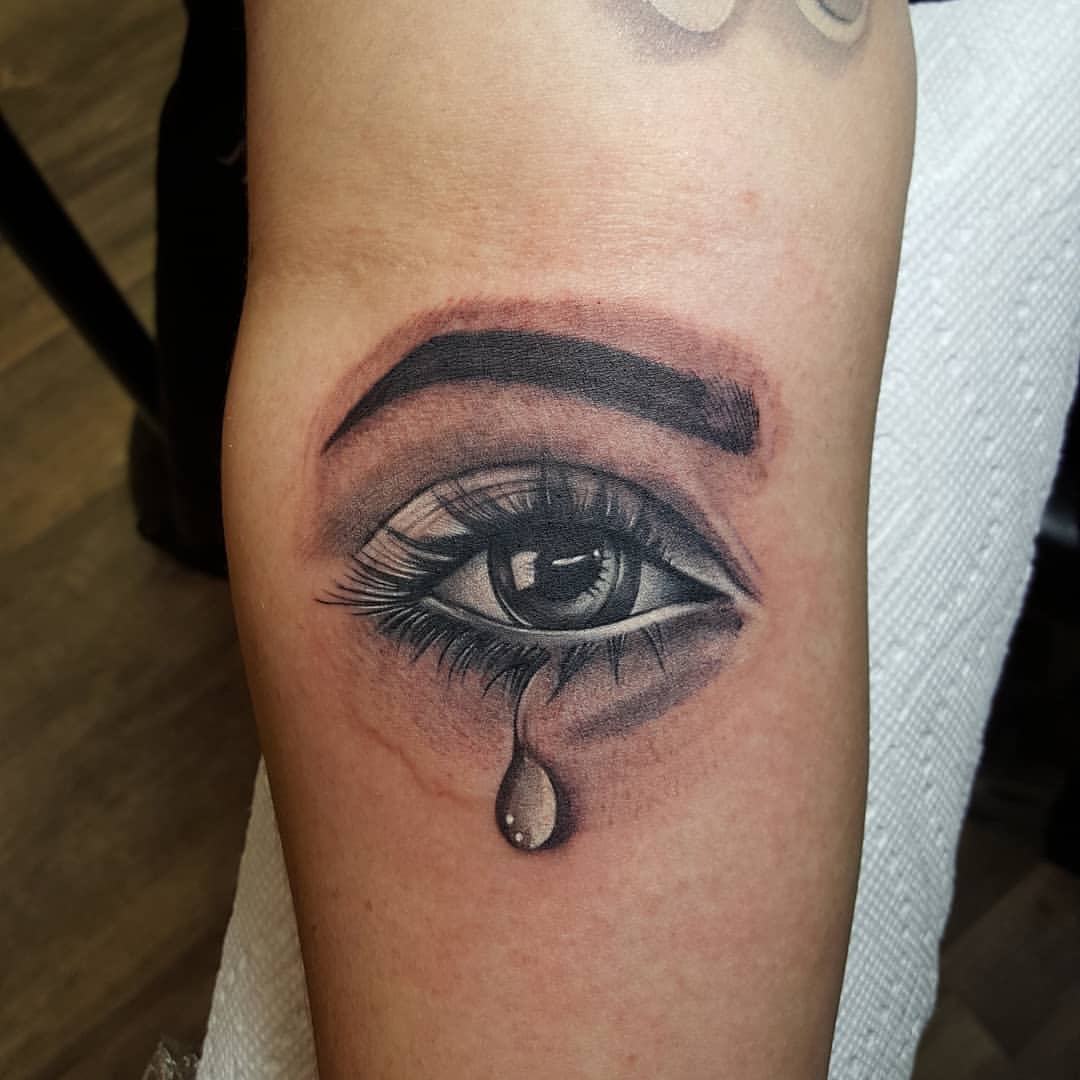 Weinendes Auge Tattoos mit Bedeutung Unterarm Tattoomotive für Frauen klein