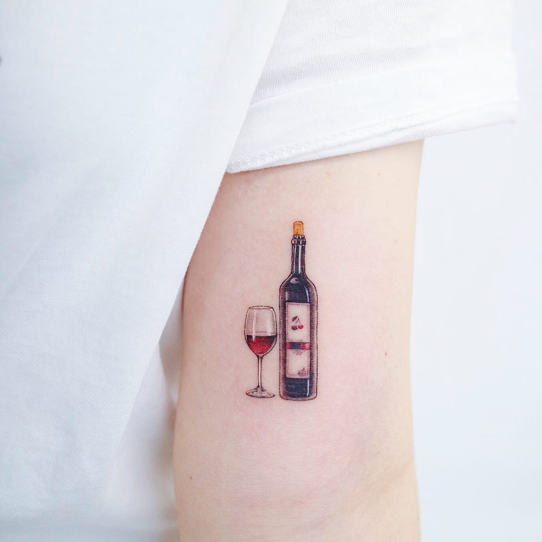 Weinglas Tattooideen für Frauen Oberarm Tattoodesign