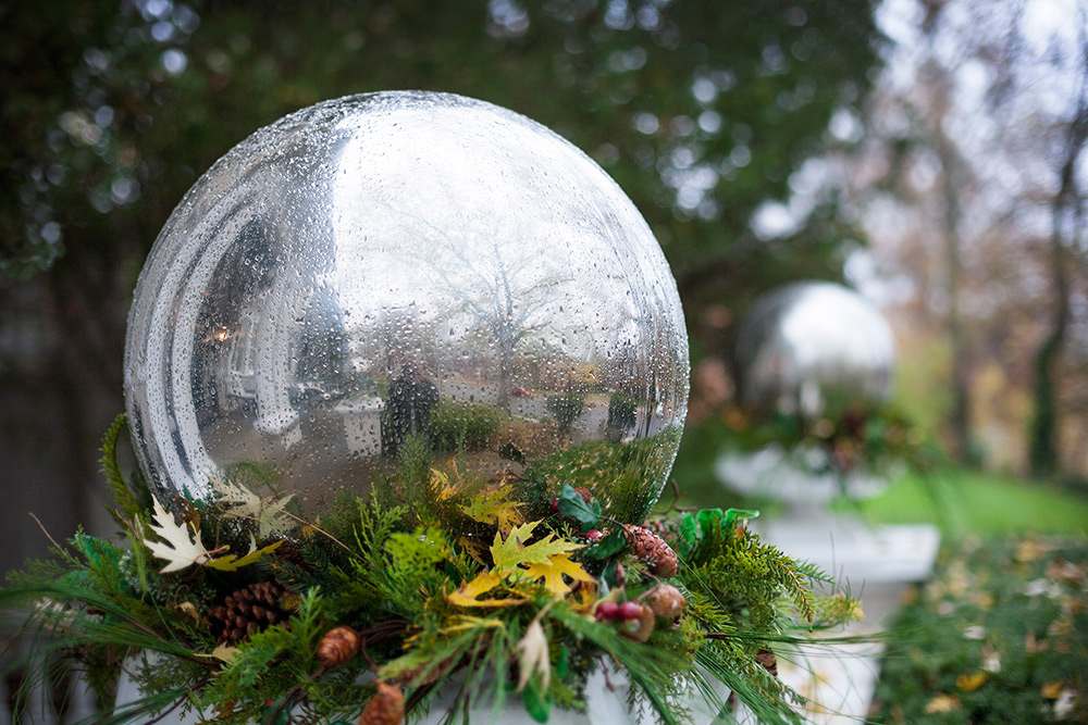 Winterdeko Garten Eingang festlich dekorieren mit saisonalen Naturmaterialien wie Herbstblättern und Tannenzweigen