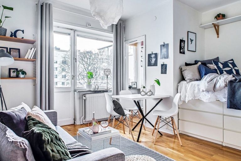 Wohn Schlafzimmer Ikea EinrichtungsideenBettschränke kleiner Esstisch Farben Einzimmerwohnung Zweisitzer Sofa in Grau Dekokissen Grün Beige