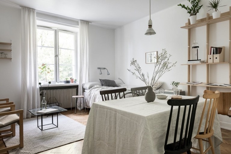Wohn-Schlafzimmer Kombination im Landhausstil Doppelbett Essplatz mit Designer Holzstühle Wandregal mit klappbarem Schreibtisch