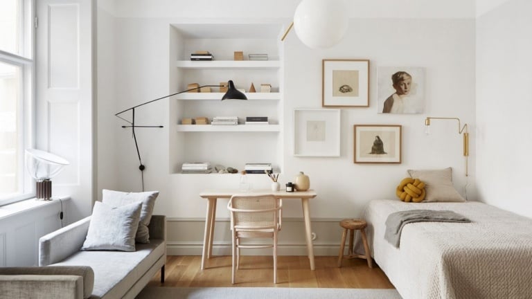 Wohn Schlafzimmer in einem Raum kombinieren neutrale Farben beige braun senf weiße Wände eingebaute Wandregal