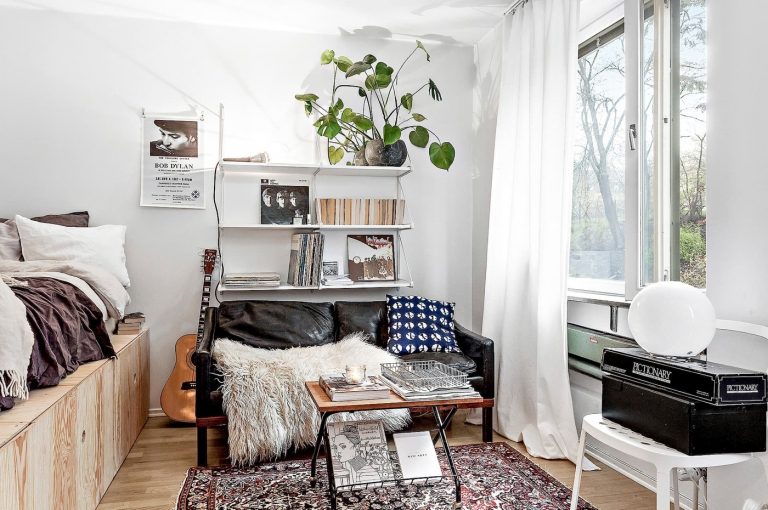 Wohn-Schlafzimmer kombinieren Einrichtungsbeispiele Leder Coach Bett mit Stauraum Vintage Kilim Wandregale Weiß Hippie Einzimmerwohnung