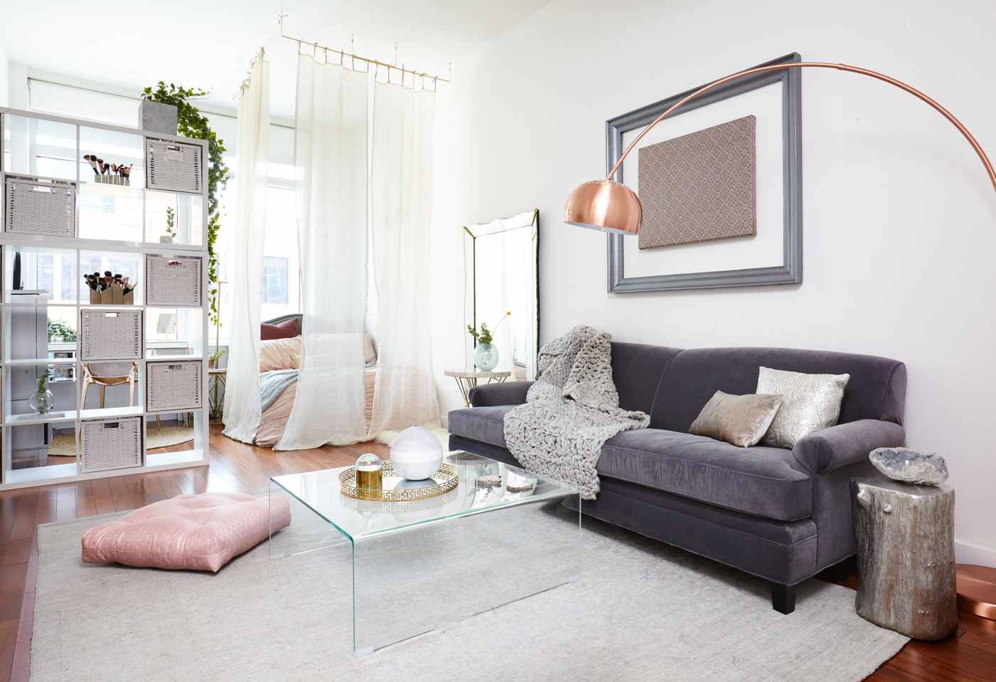 Wohn plus Schlafzimmer Einrichtungsideen Regal als Raumteiler Himmelbett vintage Einrichtung Kupfer rosa Akzente