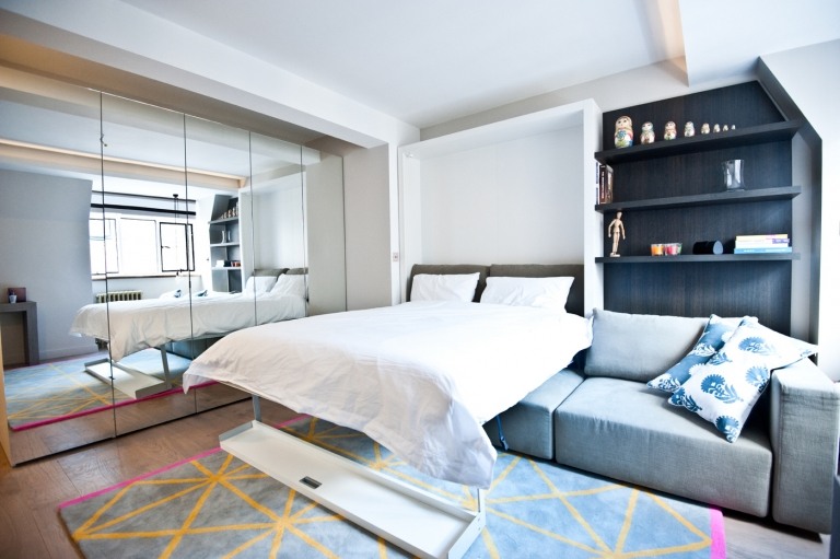 Wohn und Schlafzimmer in einem Raum Schrankbett über Dreisitzer Sofa 20 qm Einzimmerwohnung einrichten