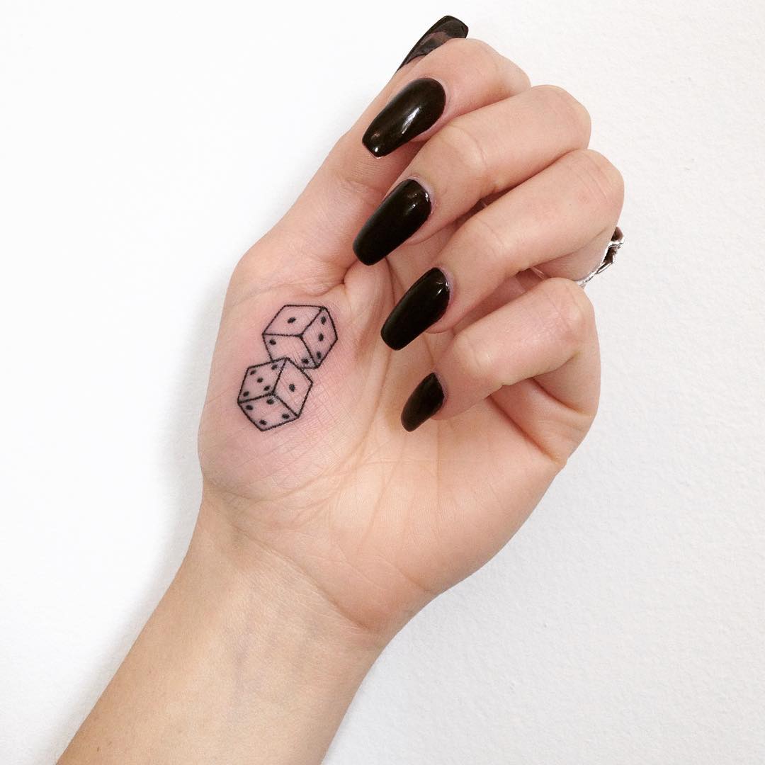 Würfel Tattoomotiv Hand-Tattoo Ideen für Frauen klein
