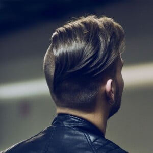 an der seite rasierte haare und moderne sidecut herren haarschnitt auf der rückseite gestylt