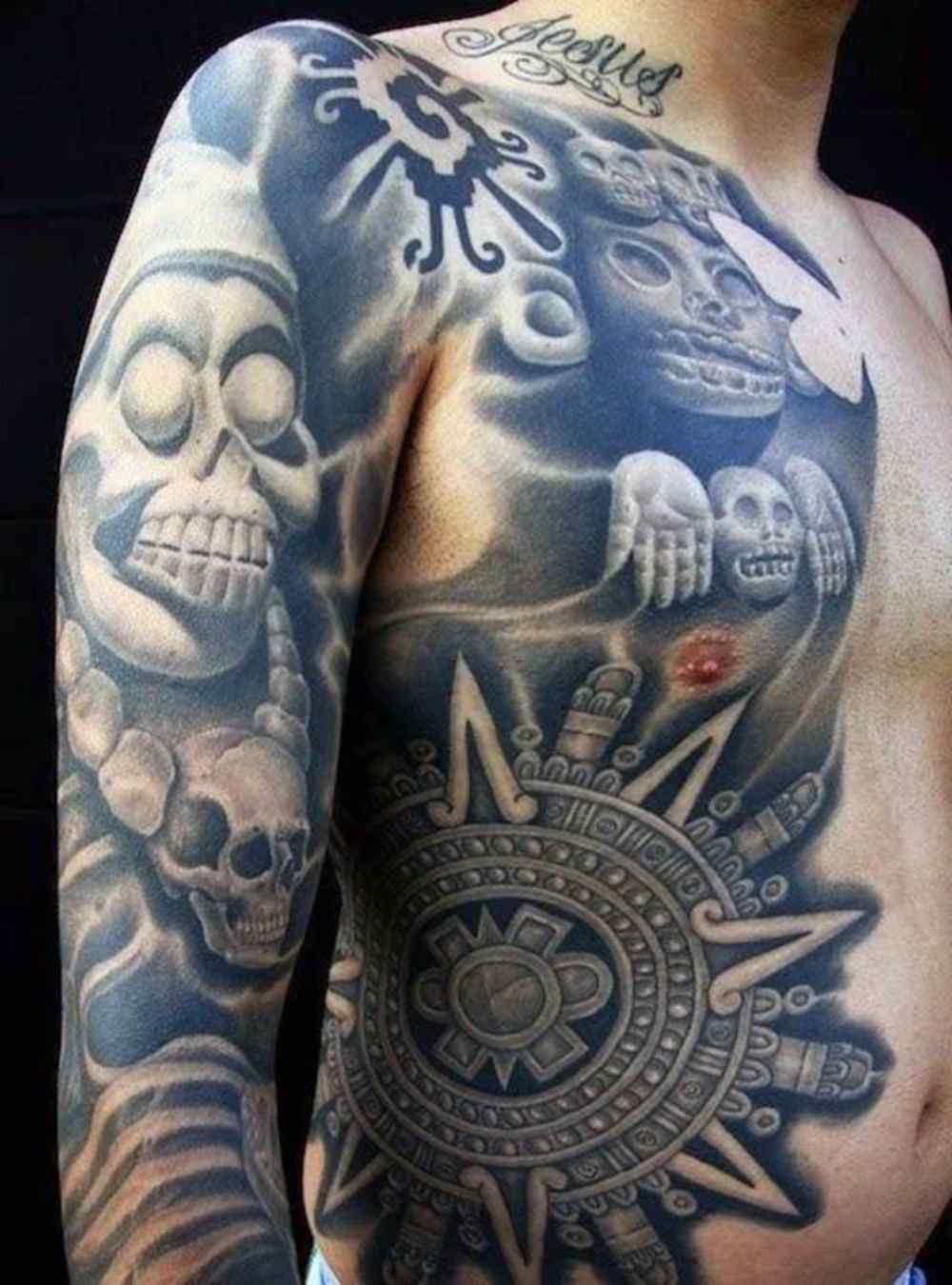 azteken tattoo arm und oberkörper rechte seite mit symbolischen motiven