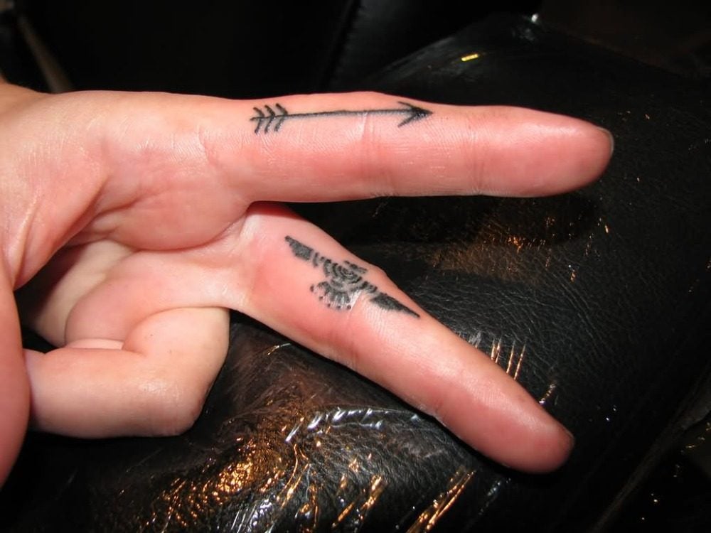 azteken tattoo finger mit kleinem pfeil und adler auf zeigefinger und mittelfinger