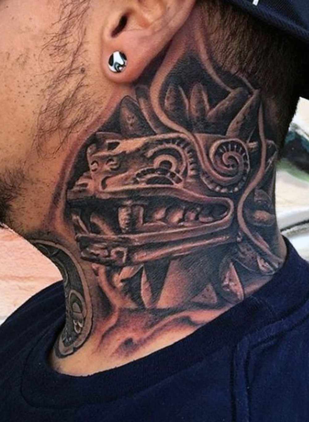 aztekisches alligator tattoo nacken krokodil symbolisch dargestellt