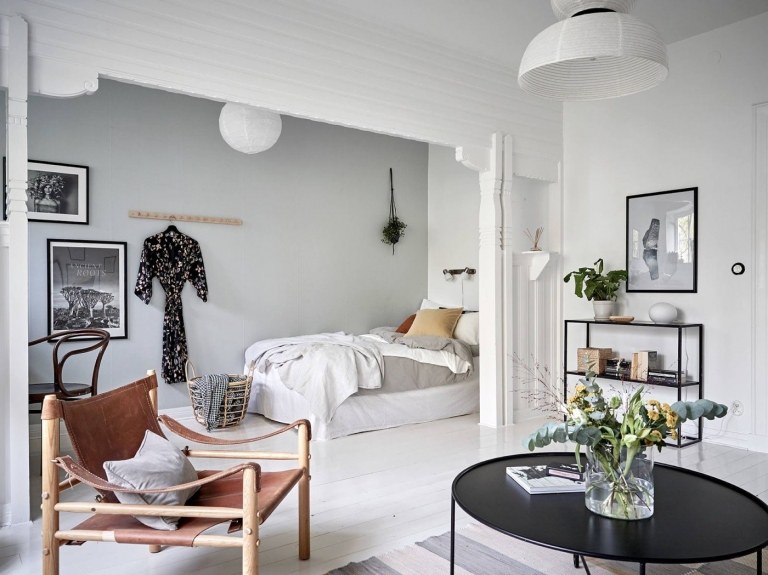 Bett für Wohn Schlafzimmer 20 qm abtrennen Inspiration im skandinavischen Stil Einrichtung mit schwarzen Farbakzenten