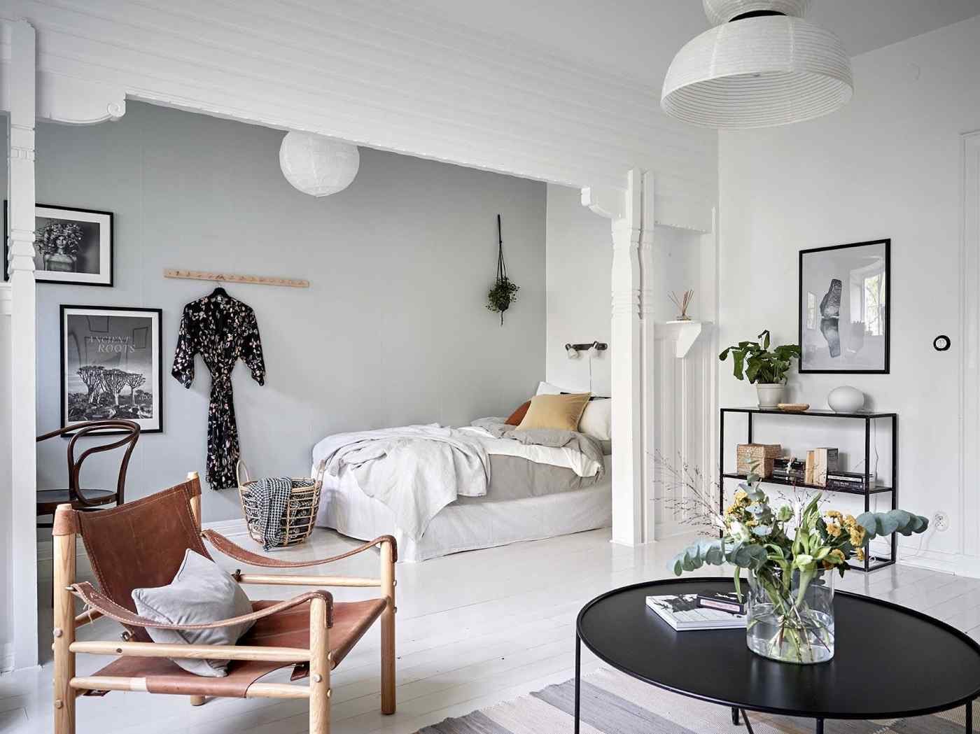 Bett für Wohn Schlafzimmer 20 qm abtrennen Inspiration im skandinavischen Stil Einrichtung mit schwarzen Farbakzenten
