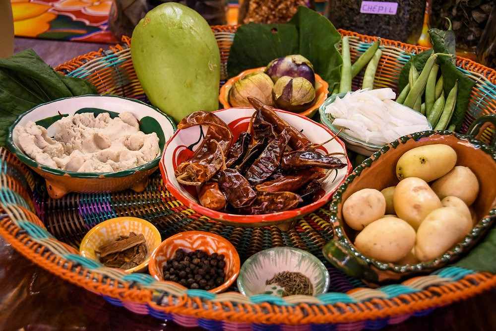 das traditionelle oaxaca bowl mit lokalem gemüse chillischoten gewürzen und obst