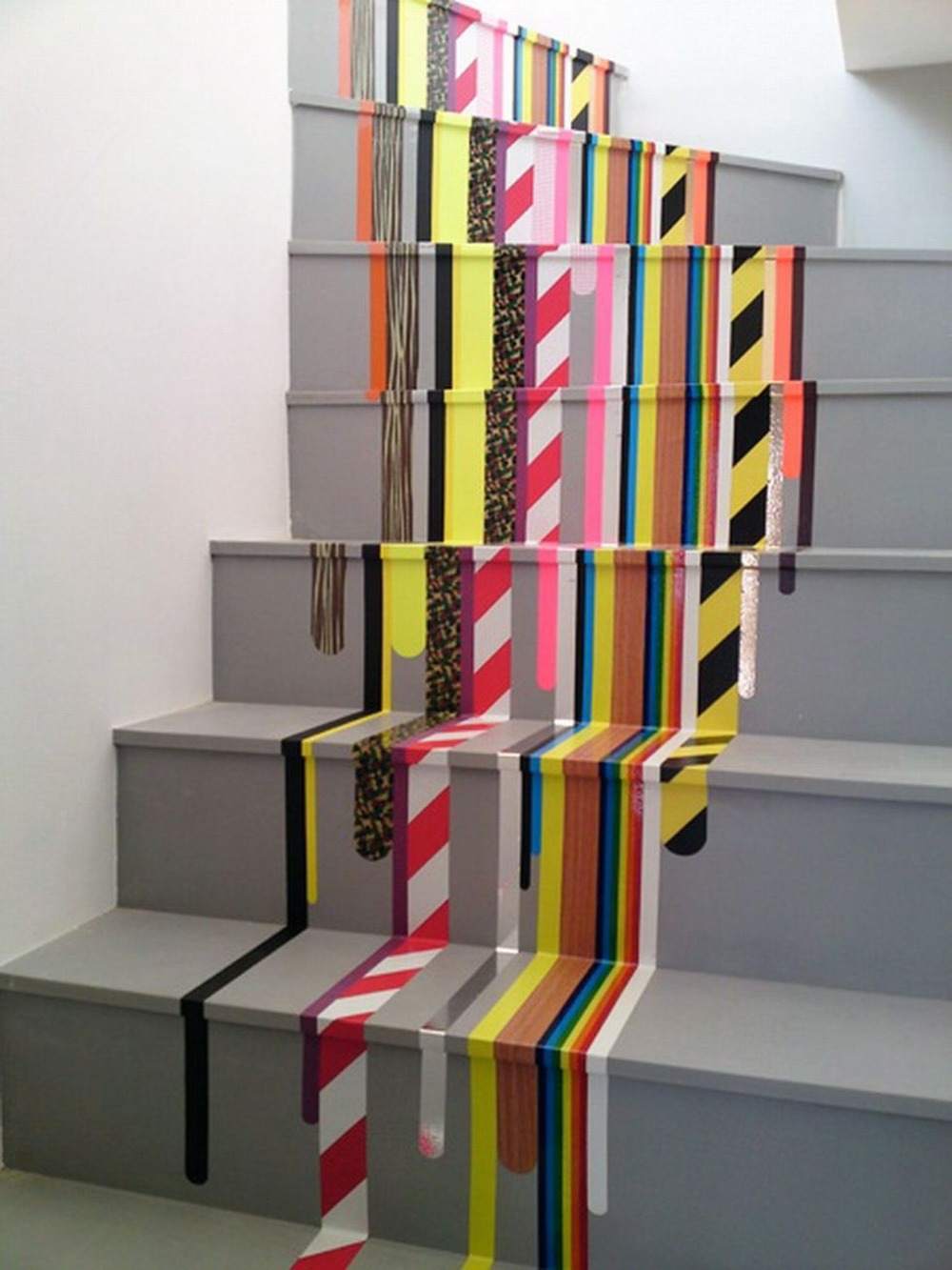 design für treppen renovieren mit klebefolie bunt gestalten auf grauen stufen