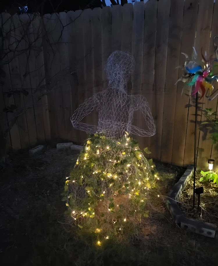 Draht mit Efeu bewachsen lassen und Lichterkette integrieren