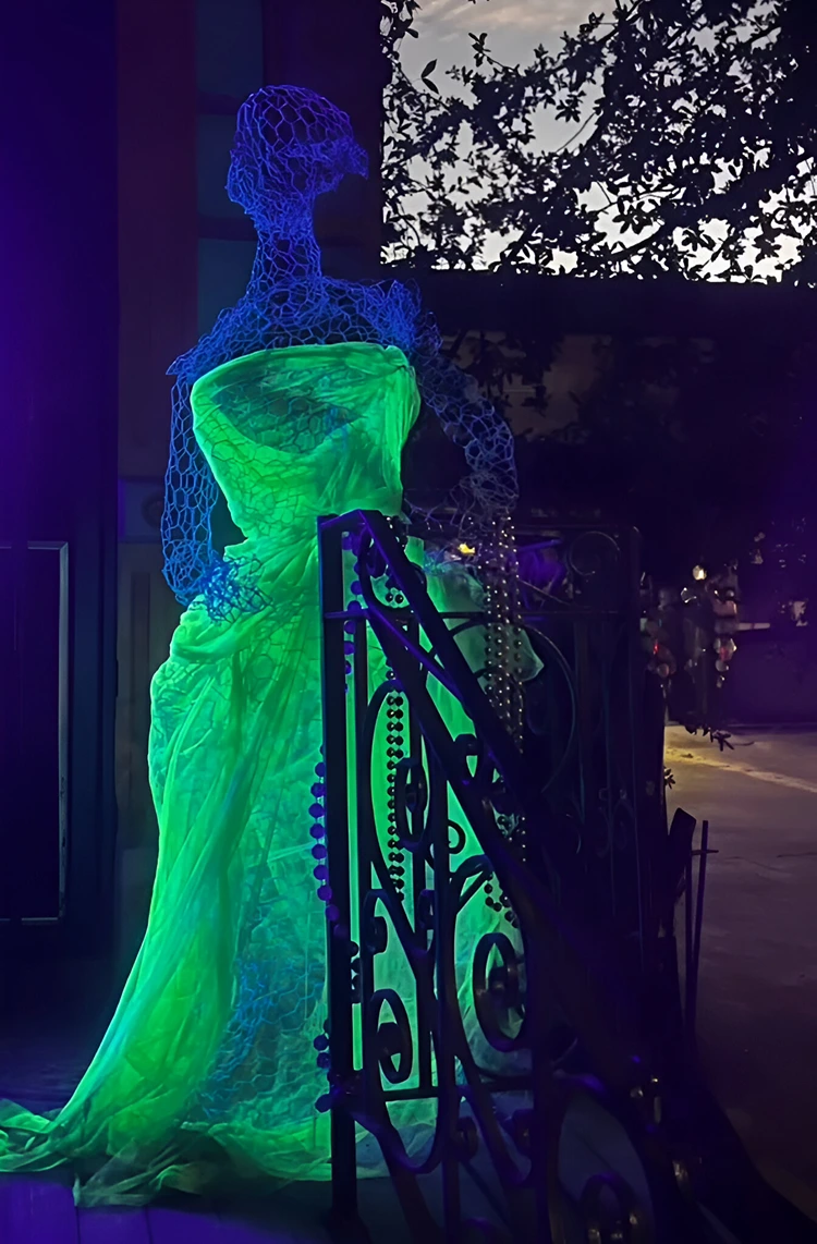 Drahtfigur mit leuchtendem Stoff für ein Kleid gestalten