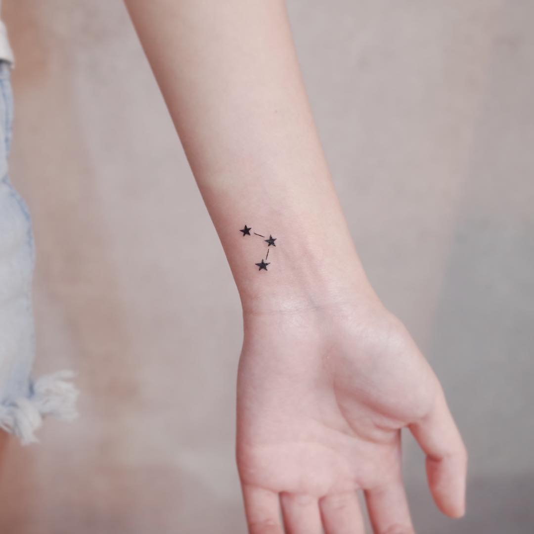 drei Sterne Tattoo was bedeutet Handgelenk Tattoodesign minimalistisch