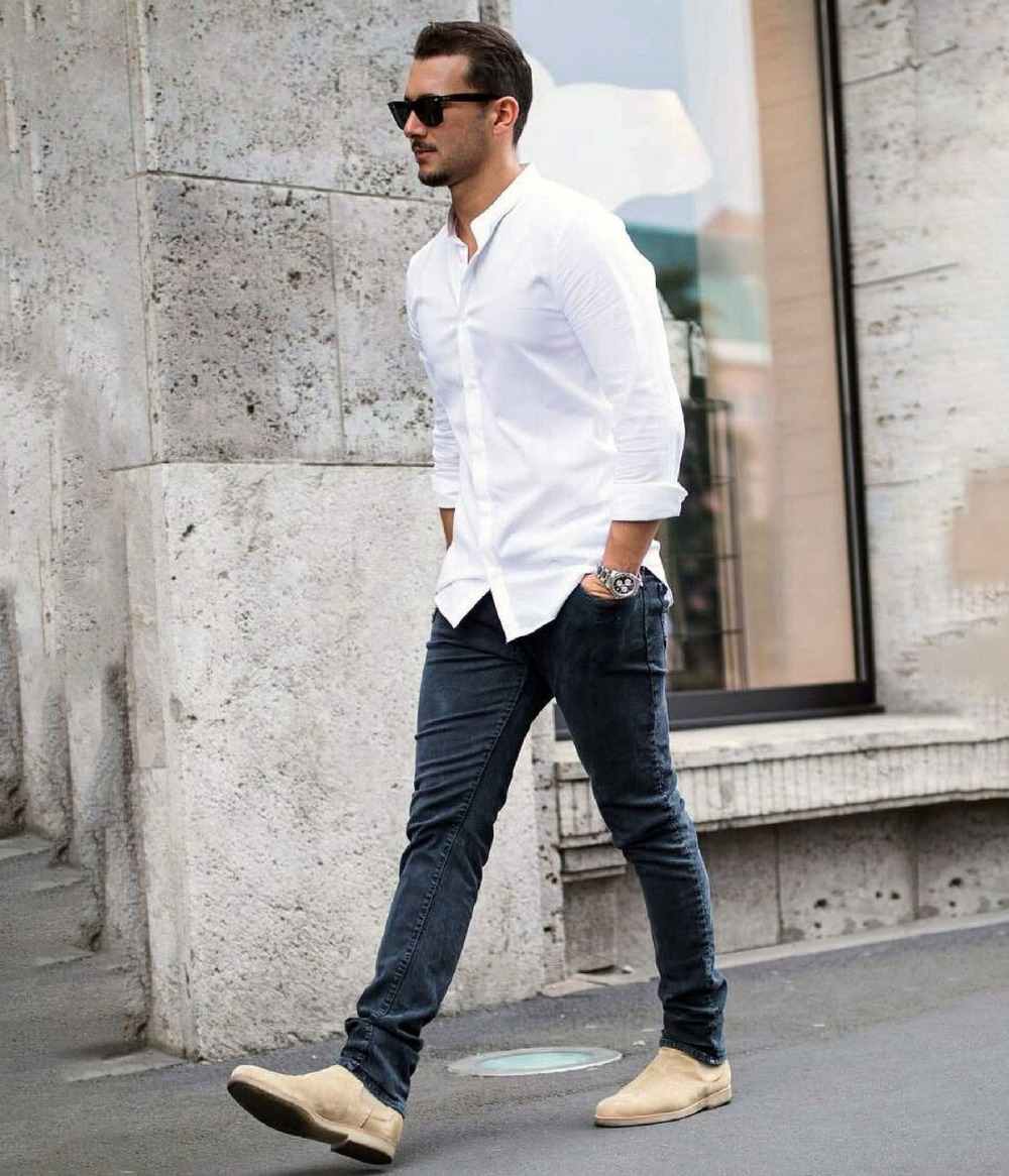 dresscode casual mit weißem freizeithemd engen jeans und beigefarbenen boots
