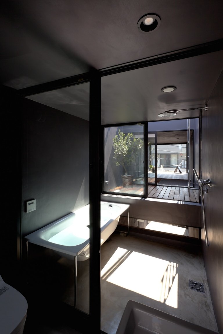 dunkler innenraum als badezimmer mit durchgängen und badewanne für schmale häuser