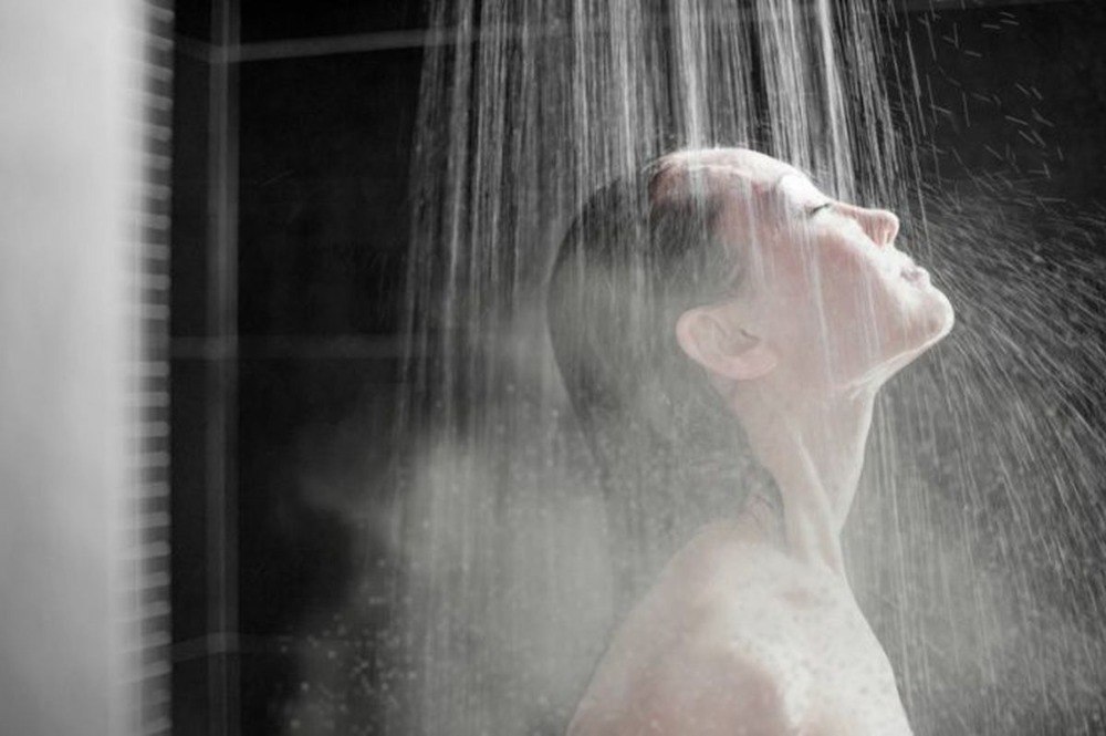 duschen mit heißem wasser oder dampfbad hilft gegen verstopfte nase