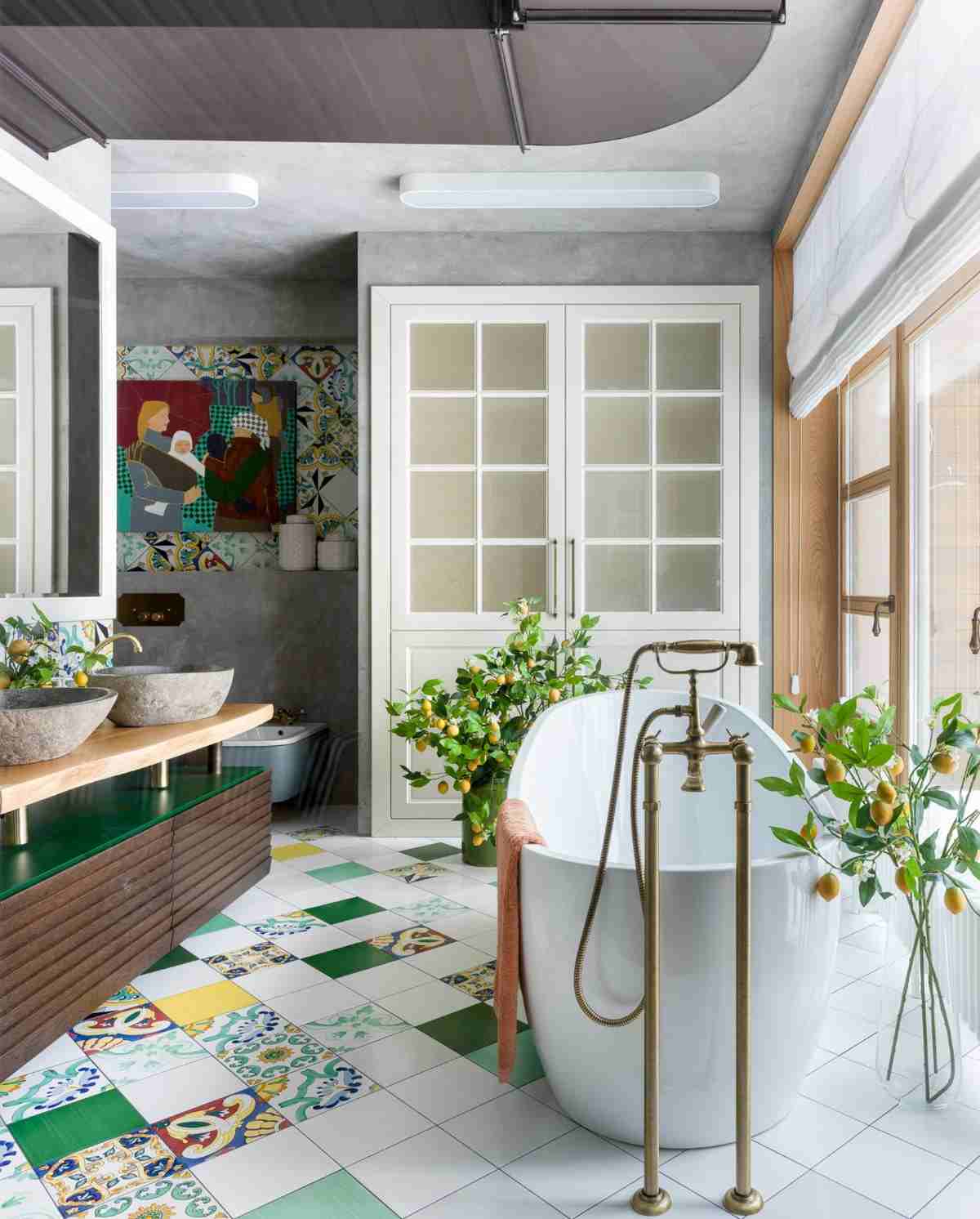 eklektisches badezimmer weiß holz und freistehende badewanne mit grünen pflanzen