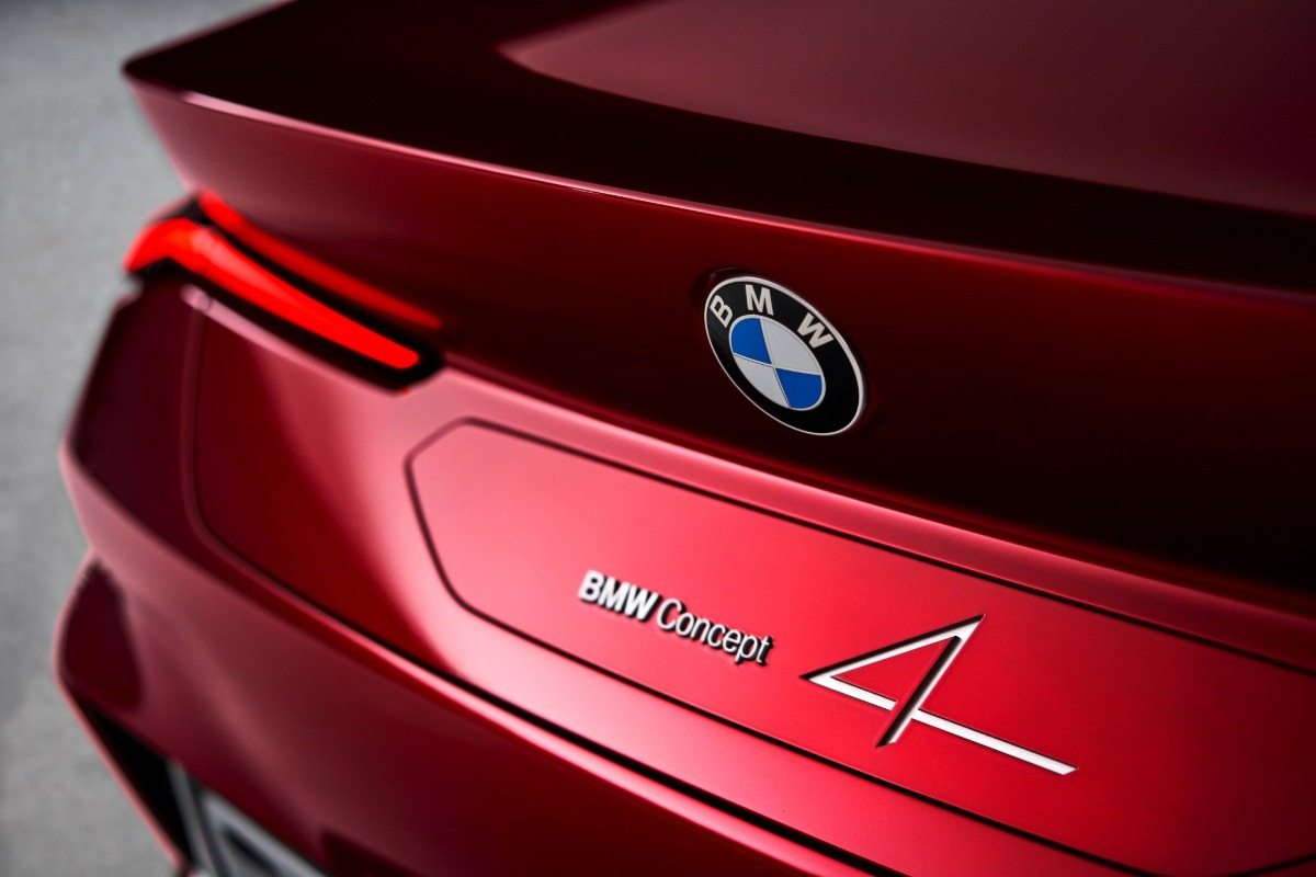 emblem vom roten auto mit aufschrift des modells bmw concept 4