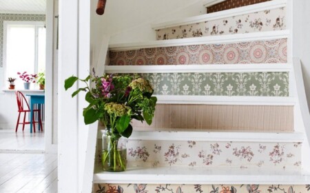 farbenfrohe altbau treppen renovieren mit blumenmustern in weißen farbtönen mit dielenboden