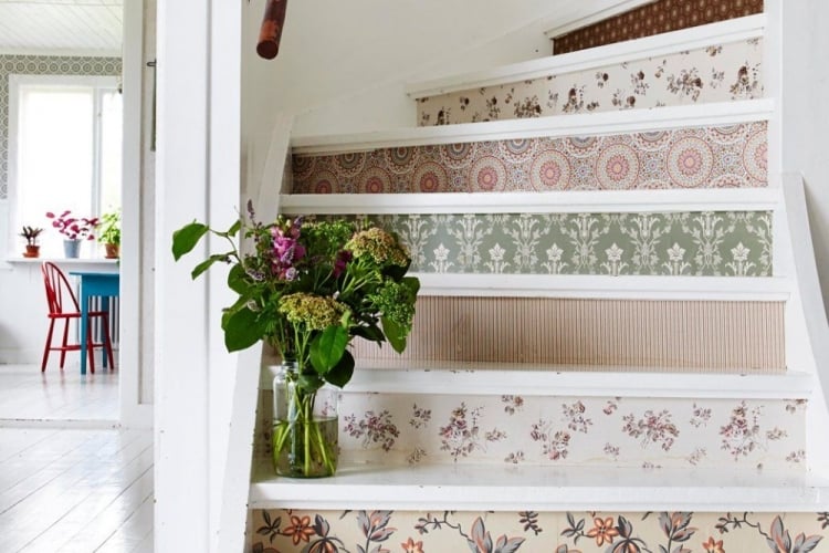 farbenfrohe altbau treppen renovieren mit blumenmustern in weißen farbtönen mit dielenboden