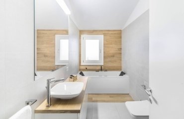 fenster im badezimmer weiß holz kombinieren für minimalistisches design