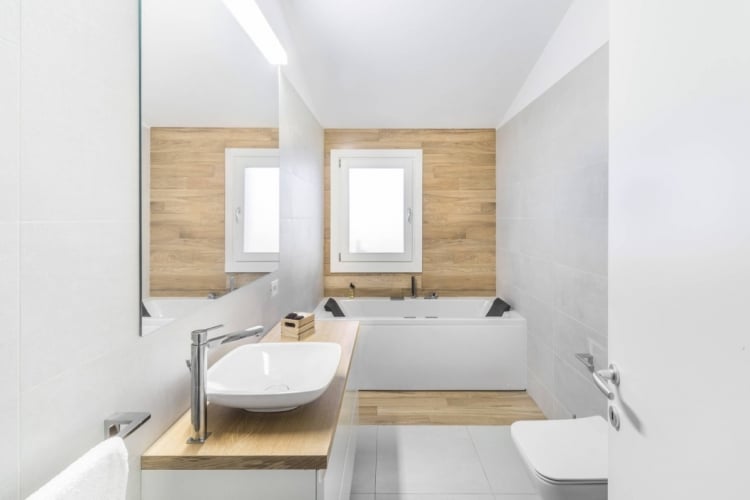 fenster im badezimmer weiß holz kombinieren für minimalistisches design
