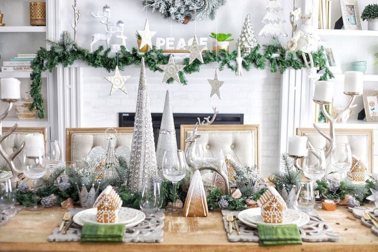 festlich gedeckter Weihnachtstisch in Silber mit Kunstschnee dekoriert schöne Tafeldeko in Grün und Silber