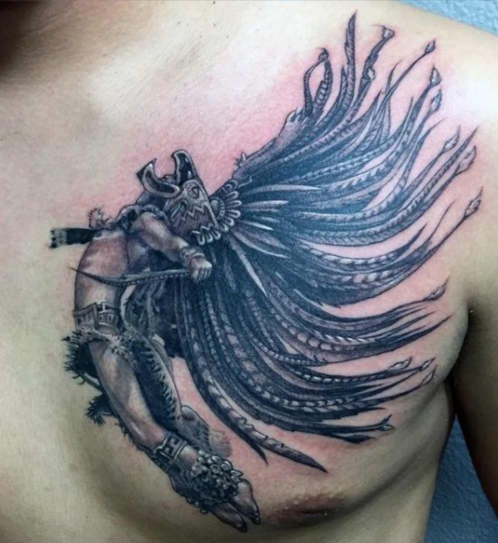 fliegender aztekischer krieger mit typischer ausrüstung als brust tattoo mann