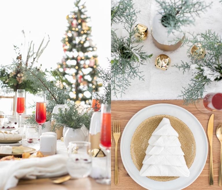 gedeckter Tisch zu Weihnachten Glocken und Zypressenzweigen und Servietten als Weihnachtsbaum gefaltet
