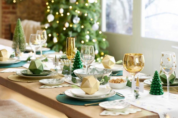 Gedeckter Tisch zu Weihnachten