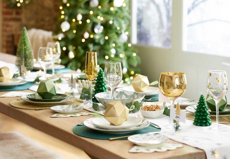gedeckter Tisch zu Weihnachten festliche Tischdeko in Grün und Gold mit beleuchtetem Tischläufer