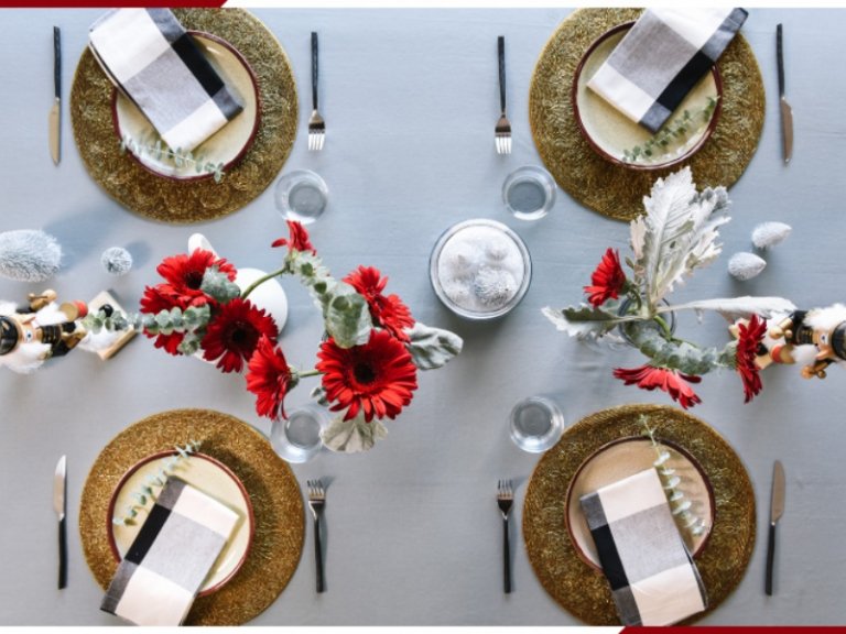 gedeckter Tisch zu Weihnachten mit frischen Blumen und Servietten in Schwarzweiß