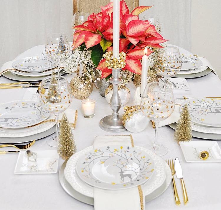 gedeckter Tisch zu Weihnachten mit goldenen Akzenten und Porzellan Geschirr