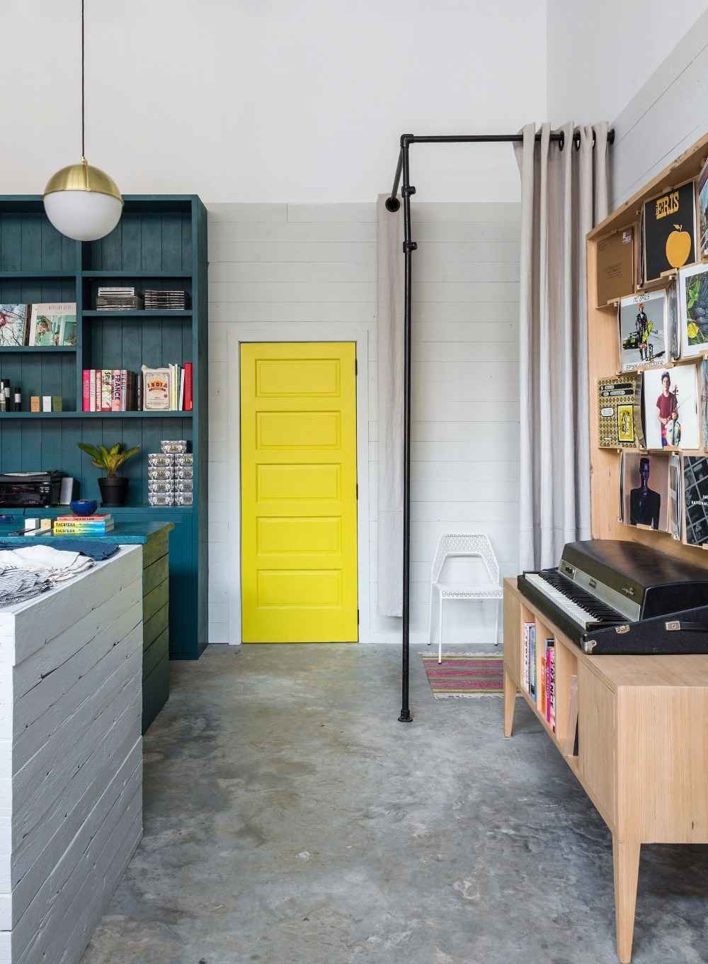 gelbe tür streichen ohne aushängen als akzent im retro stil wohnraum