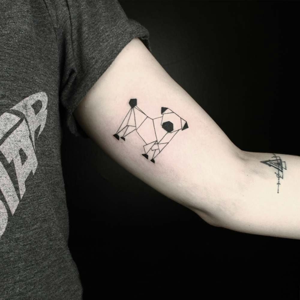 geometrische figur von hund tattoo oberarm innen von mann als kleine tätowierung