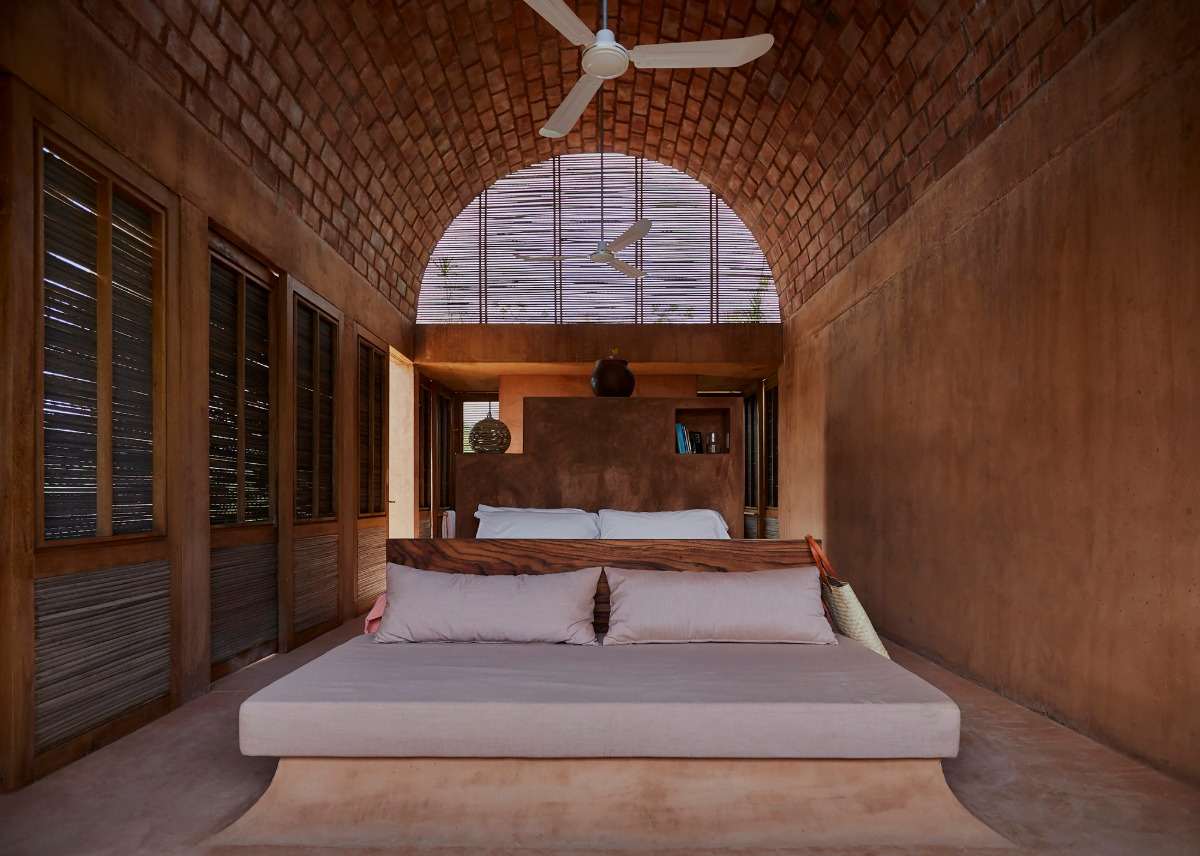 geräumiges schlafzimmer mit doppelbett und decke aus ziegeln rustikales design