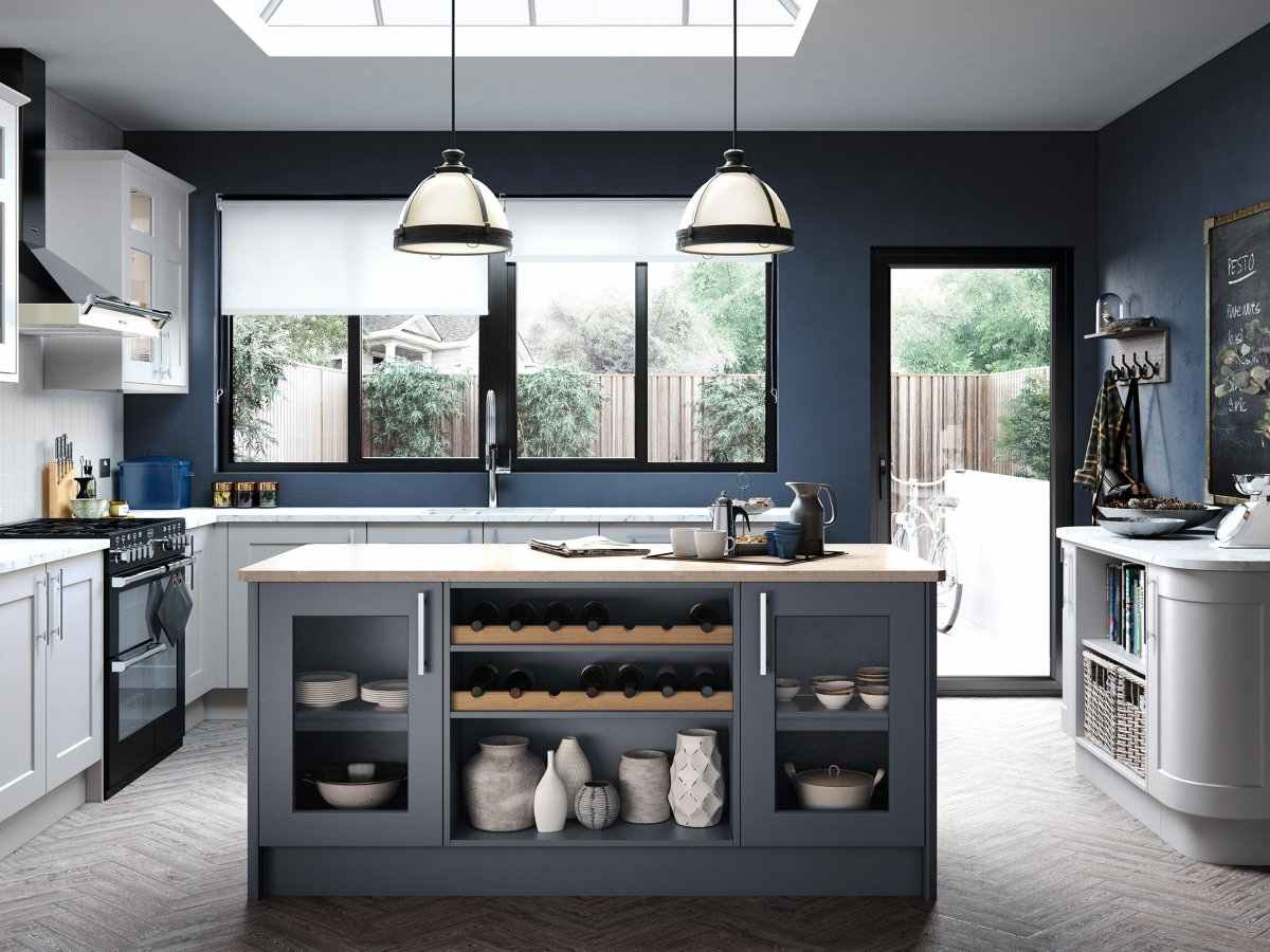 dunkel blaue Wände in der Küche im Landhausstil Weinregal aus Holz und Auflagefläche