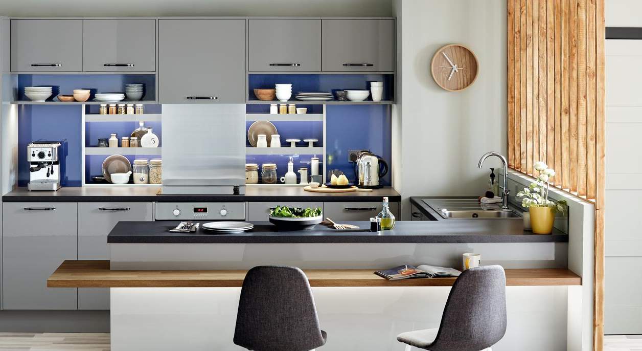Grau und Dunkelblau in der modernen Küchenlandschaft kombinieren 
