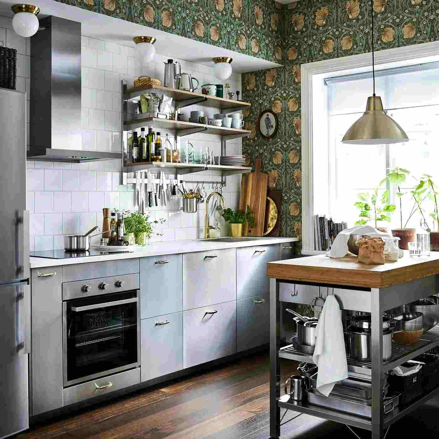 Kleine Küche rustikal gestalten mit Tapeten mit bunten Mustern und Wandregalen