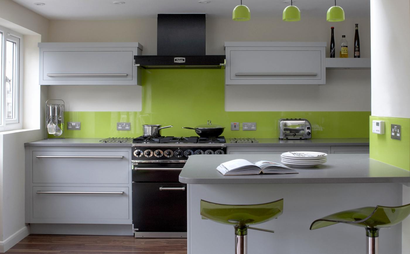 Küche in Grau und Grün gestalten Spritzschutz und Abzugshaube kombinieren
