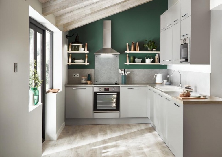 Hellgraue Küche und Wandfarbe Moosgrün Ideen für Küche im modernen Landhausstil