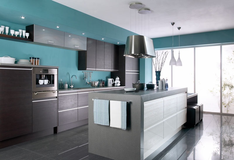 Wandfarbe Blau und weiße Decke in der modernen minimalistischen Küche 
