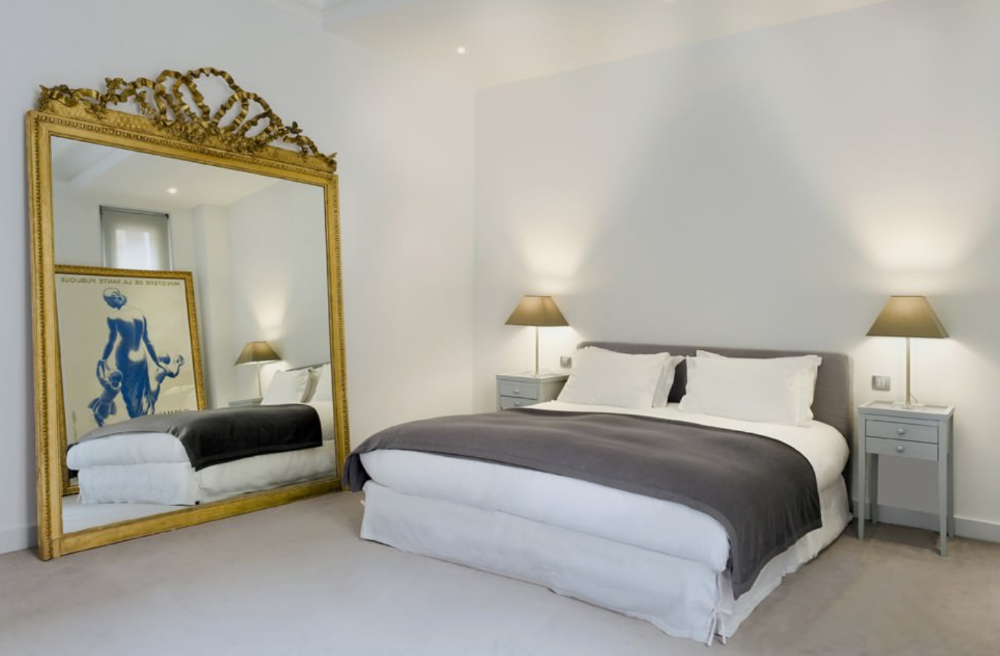 großes schlafzimmer einrichten ohne möbel mit riesigem spiegel und bild an der wand