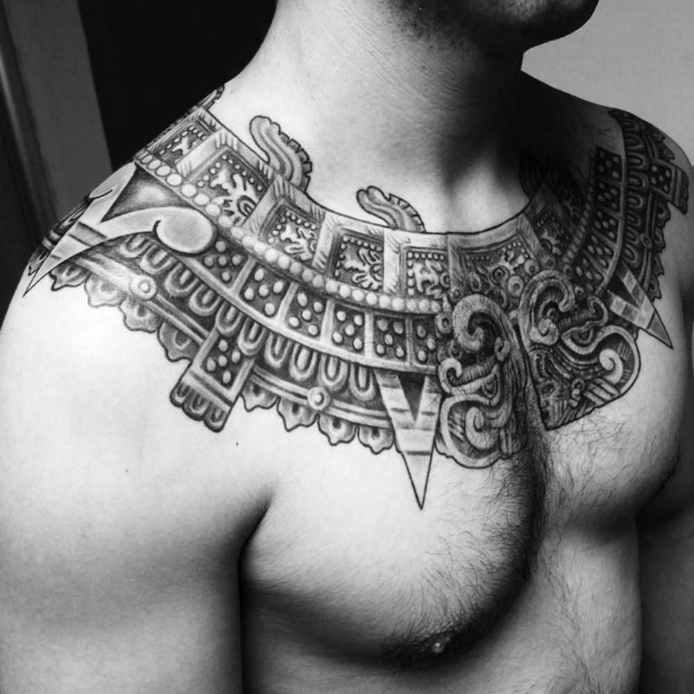 hals und brust tattoo für herren mit aztekischen motiven in schwarz weiß