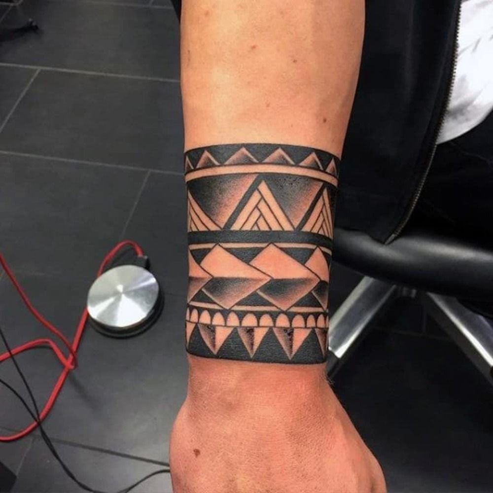 handgelenk tattoo tribal azteken motive für männer